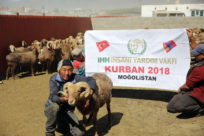 2 milyon 300 bin muhtaca kurban yardımı